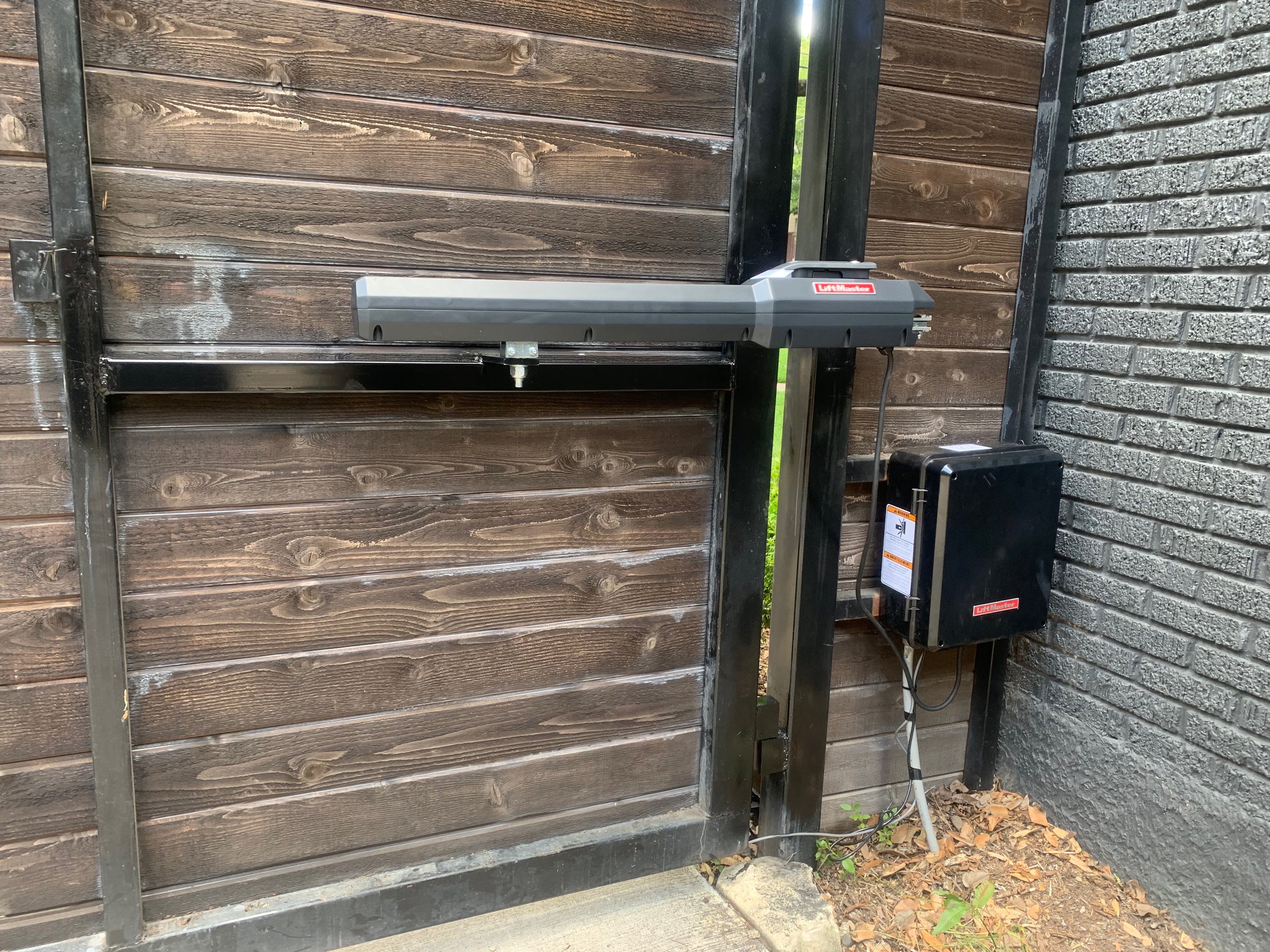 Swing gate operator